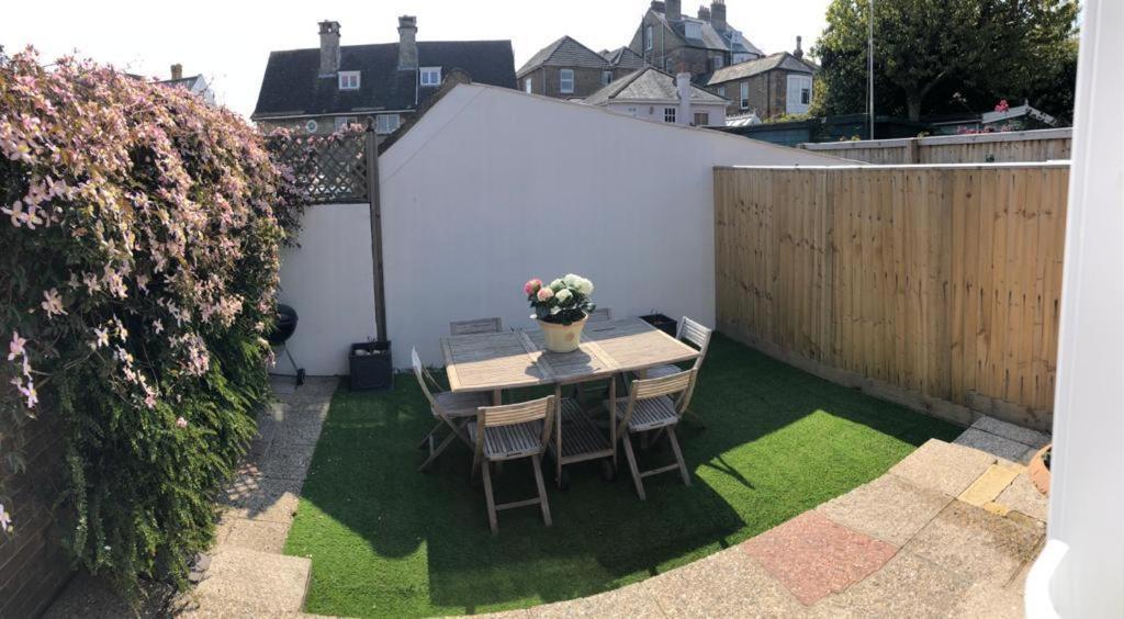 Trafalgar, Lovely Ground Floor Flat With Outside Patio Garden, Minutes Walk To Seafront Seaview Exterior photo